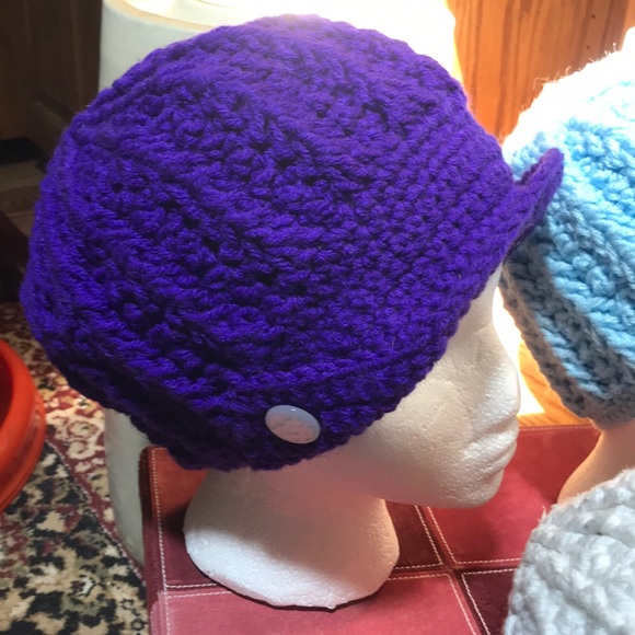 Hand crocheted hat with buttoned brim - Picture 2 of 7